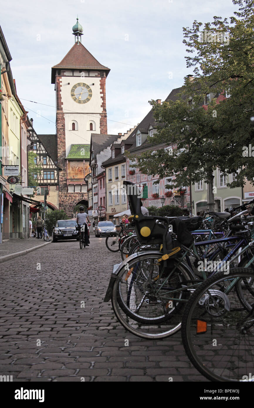 Fahrräder in der Straße; Freiburg Im Breisgau, Baden-Württemberg, Deutschland Stockfoto