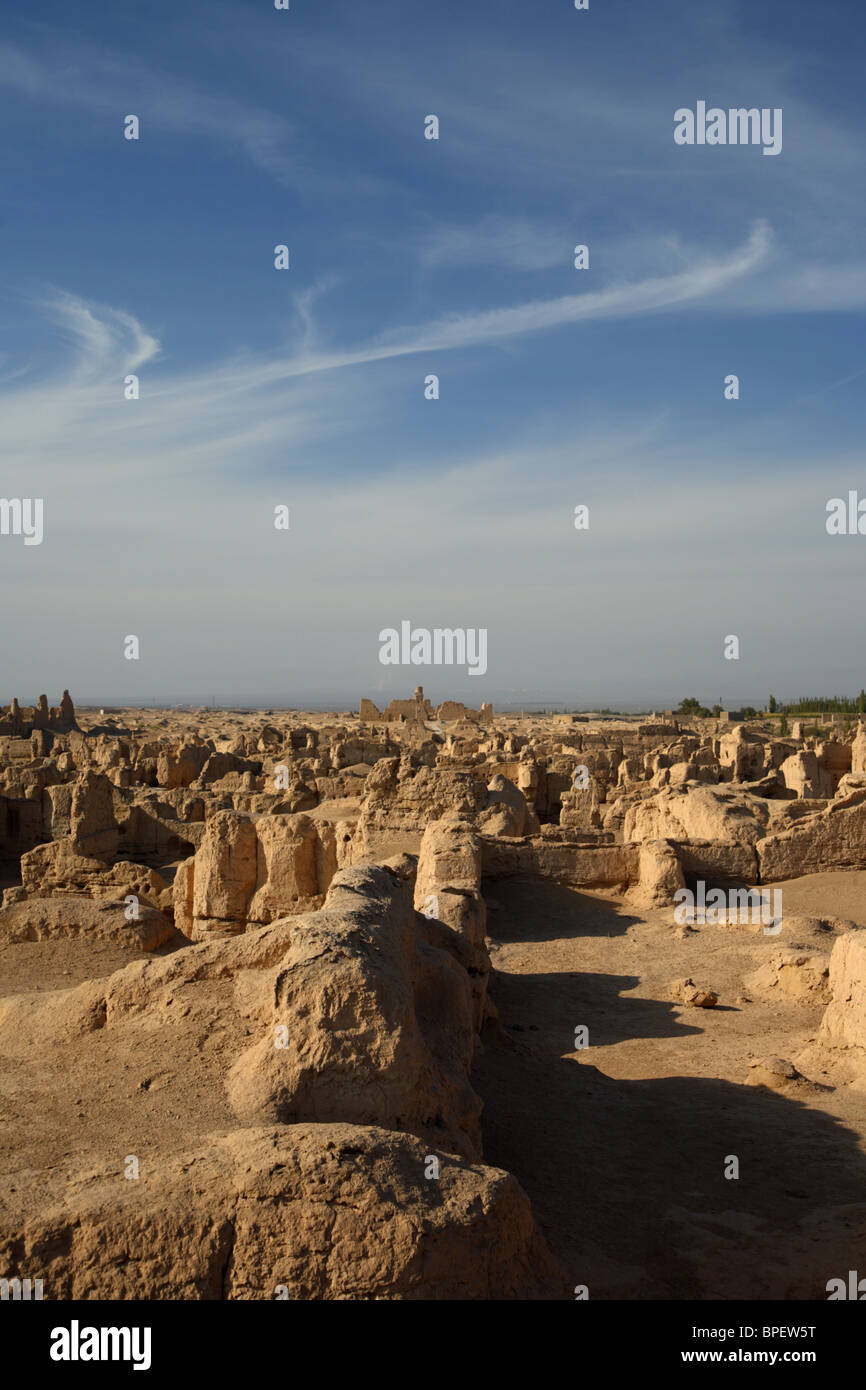 Blick über die Ruinen der antiken Stadt Jiaohe in der Takla Makan Wüste in Xinjiang, Nord-West-China. Stockfoto