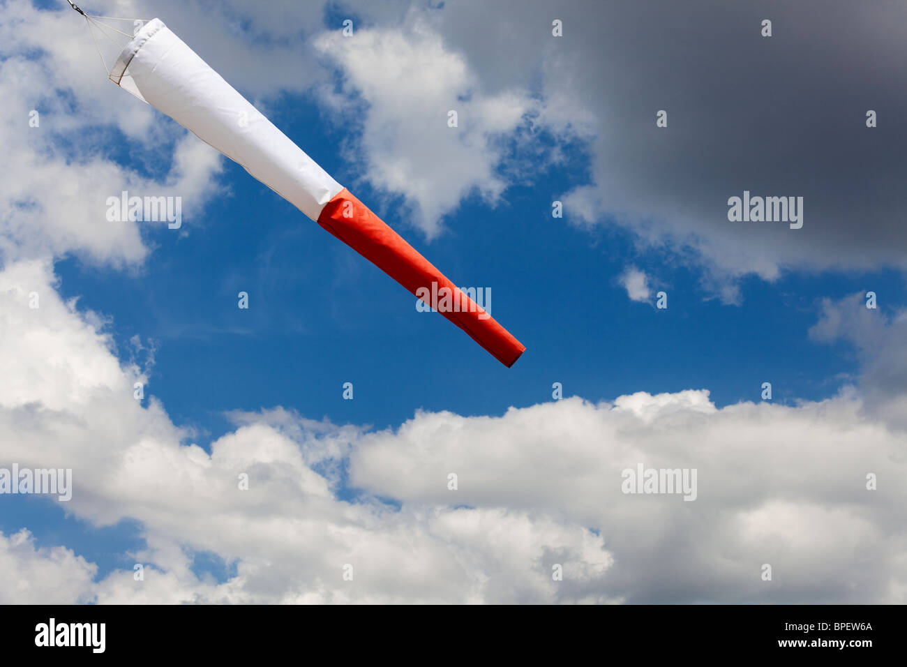 Windsack in einem wolkenverhangenen Himmel. SORM steht vor der Tür Stockfoto