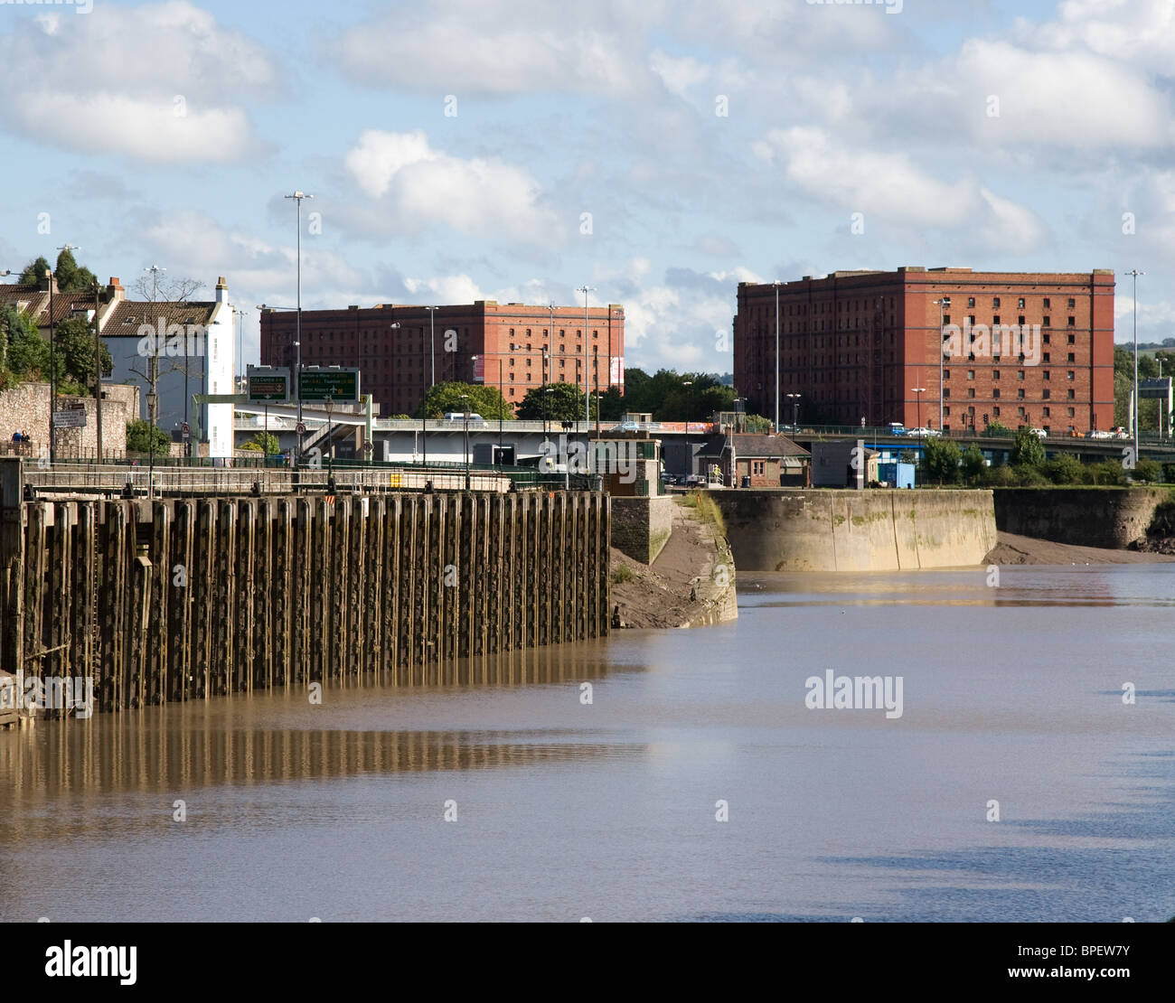 Hotwells Bristol UK am Cumberland Bassin mit alten Bond Gewerberäume Eingang zum schwimmenden Hafen und alten Versand Kais Stockfoto