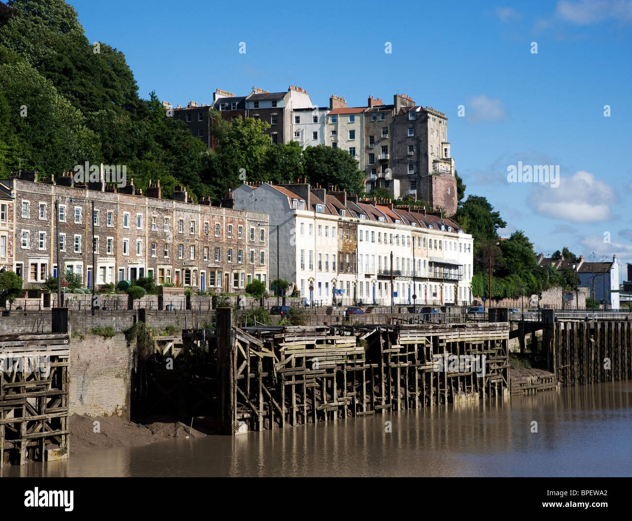 Hotwells und den Fluss Avon in Bristol UK zeigt auf Hotwells Straße übersehen von Windsor Terrace und verfallenen Kais Häuser Stockfoto