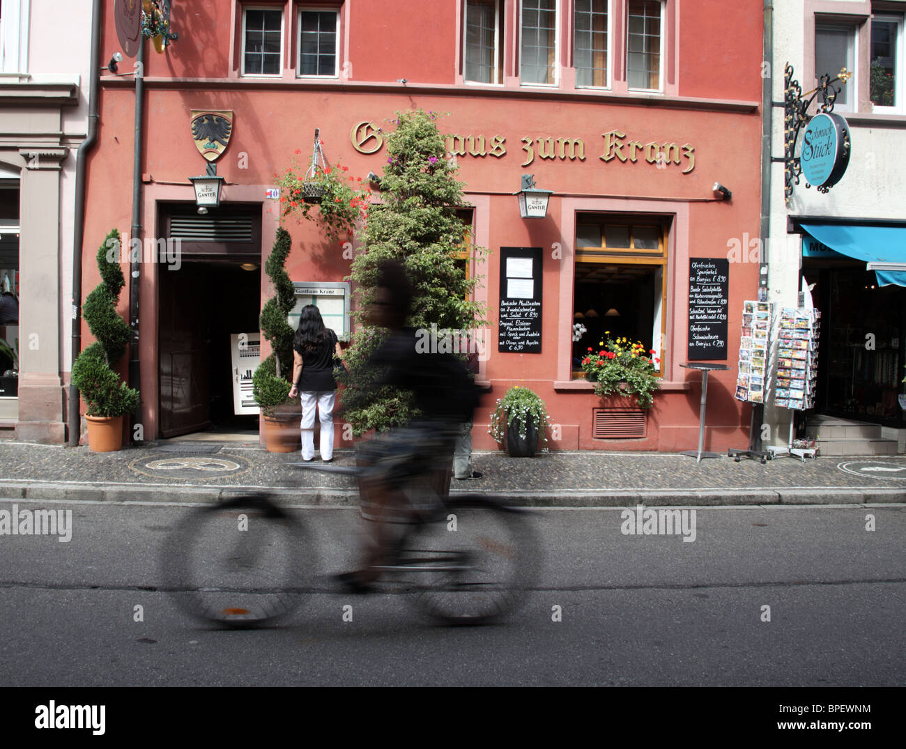 Radfahrer vorbei ein typisch deutsches restaurant Stockfoto