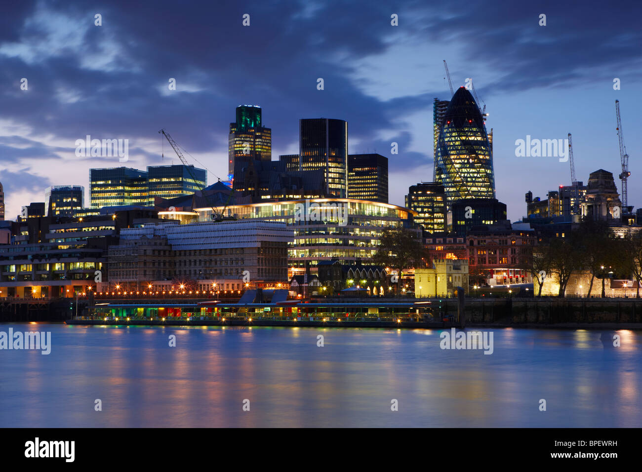 Blick über den Fluss Themse bei Nacht mit Blick auf das finanzielle Herz der City of London Stockfoto