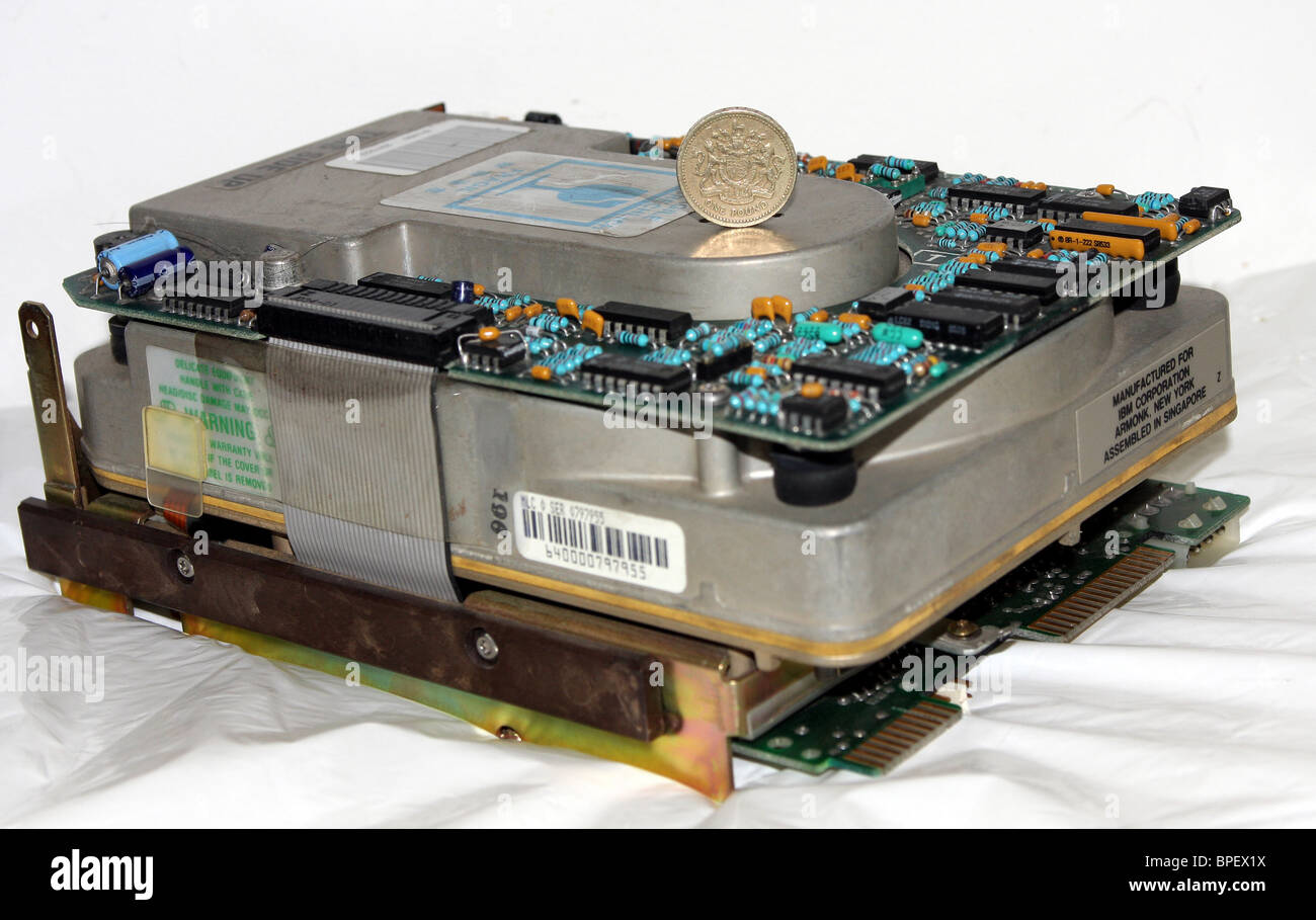 Festplatte aus den 80er Jahren mit einem Pfund-Münze ruht auf der Oberseite zeigt den technologischen Fortschritt in der Datenverarbeitung Stockfoto Festplatte aus den 80er Jahren mit einem Pfund-Münze ruht auf der Oberseite zeigt den technologischen Fortschritt in der Datenverarbeitung Stockfoto