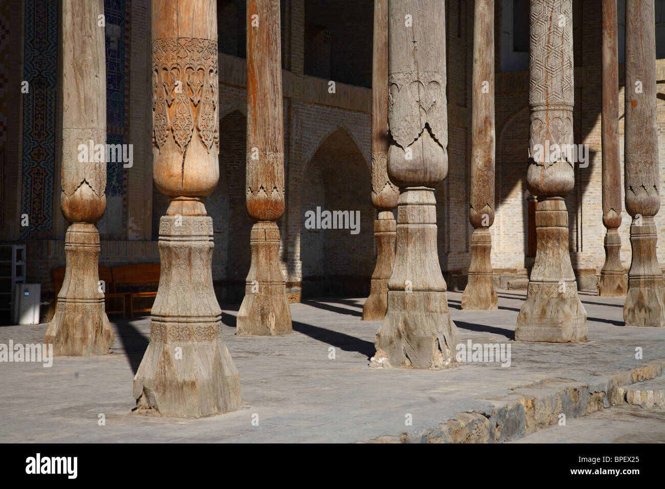 Die Säulen der Bolo Hauz Moschee in Buchara, Usbekistan. Stockfoto