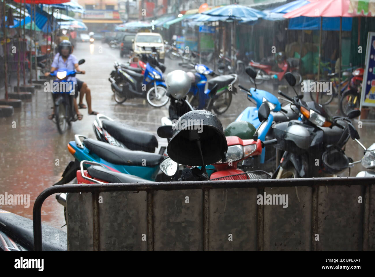 Straßenszene am regnerischen Tag während der Regenzeit in Phetchabun, Thailand, Südostasien Stockfoto