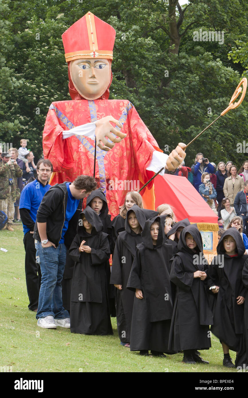 Gigantische Marionette der Bischof von St Albans mit kleinen Kindern in Mönch Kostüme, Albantide Parade, St Albans, UK 2010 Stockfoto