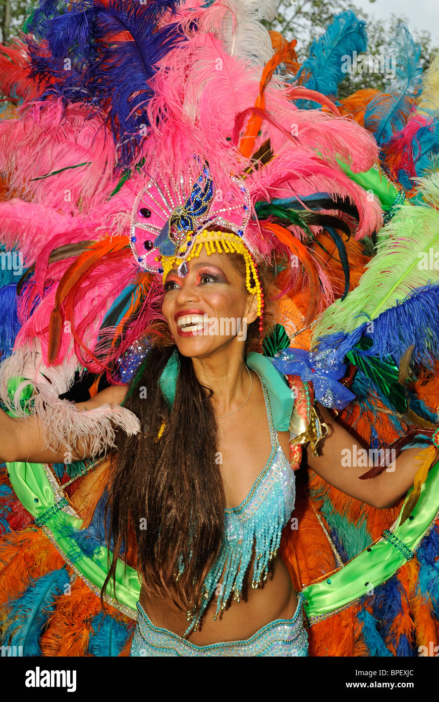 Brasilianische Samba-Tänzer. Sonia de Oliveira aus Sambaschule Amasonia, Karneval der Kulturen in Berlin, Deutschland, Europa. Stockfoto