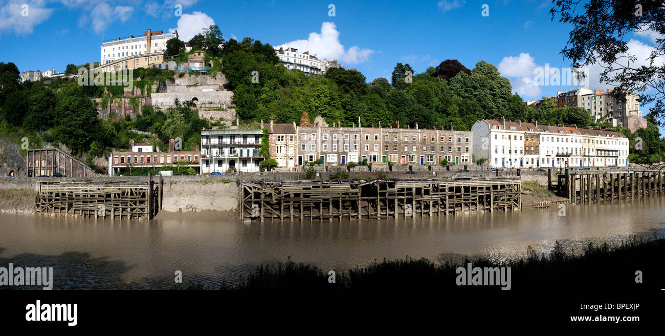 Panorama von Hotwells Bristol zeigt Felsen Eisenbahn georgischen Spa und Terrassen verfallenen Kais und Avon Gorge Hotel auf dem Hügel Stockfoto