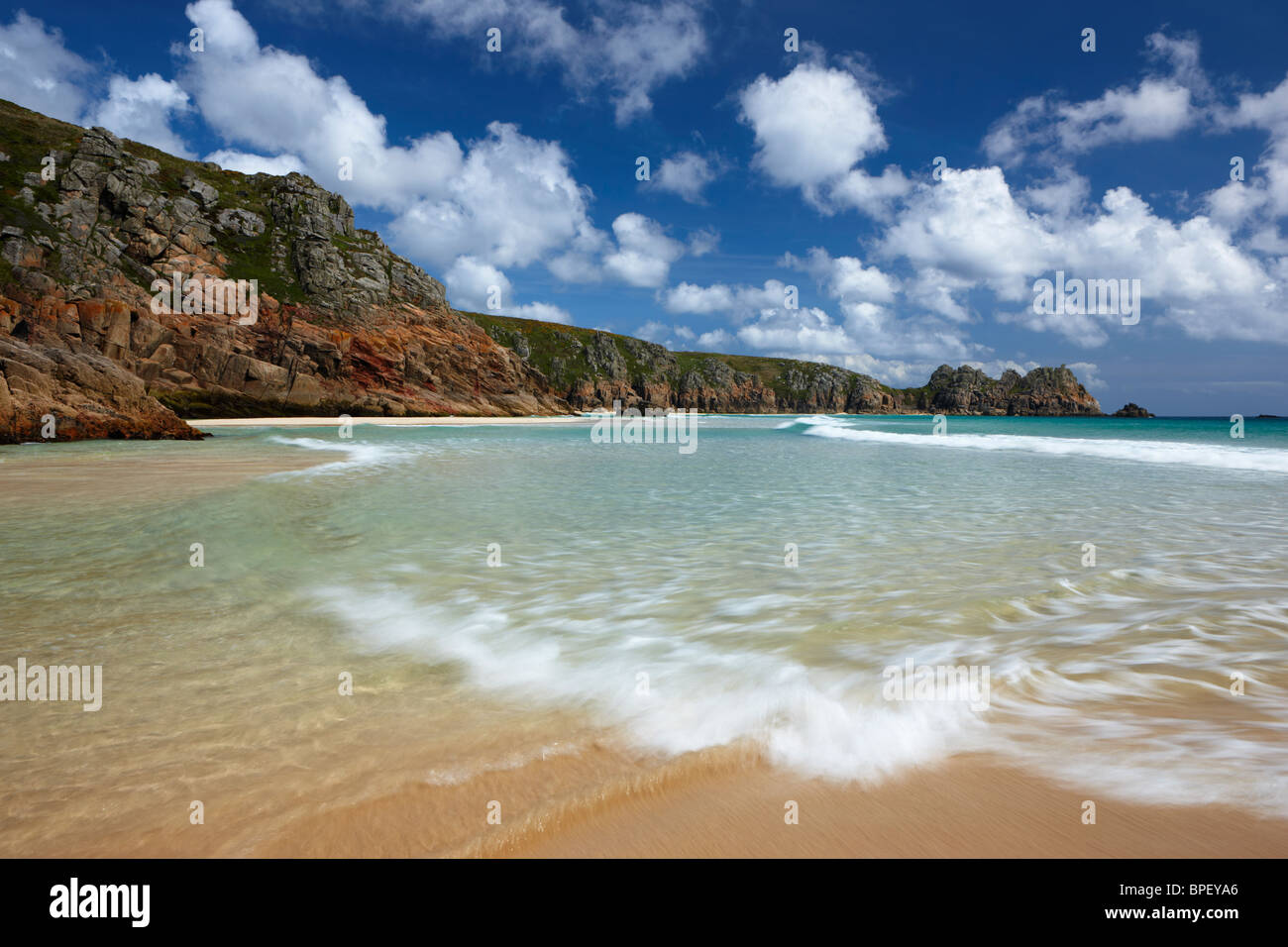 Kristallklares Wasser und goldenem Sand entlang der Westküste Cornish. Stockfoto