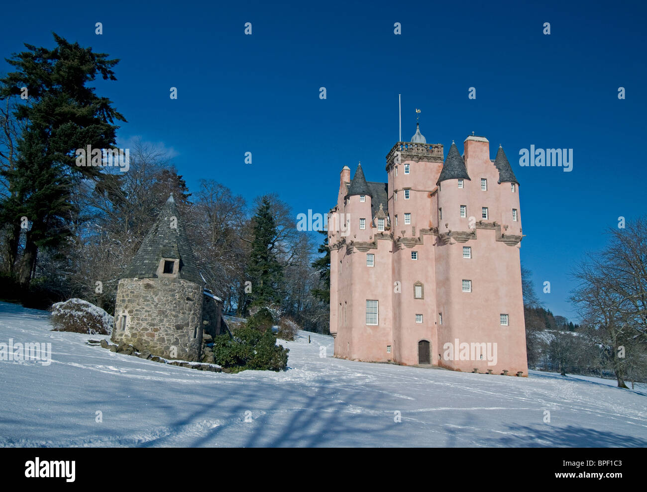 Winter Schnee im Craigevar Schloss in der Nähe von Alford, Aberdeenshire, Grampian Region. Schottland. SCO 6414 Stockfoto