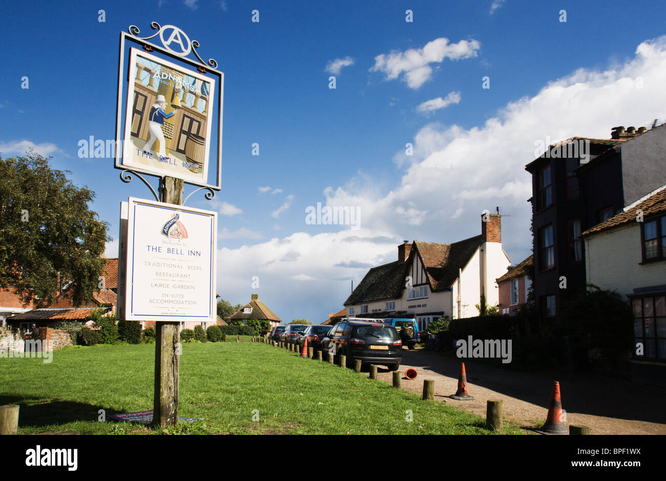"The Bell Inn', Zeichen und"Public House", Walberswick, Suffolk, England. Stockfoto