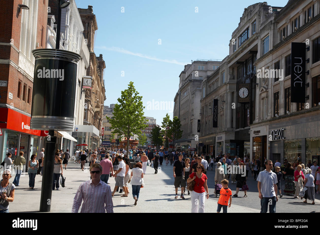 Shopper in Church Street Liverpool City centre UK Stockfoto