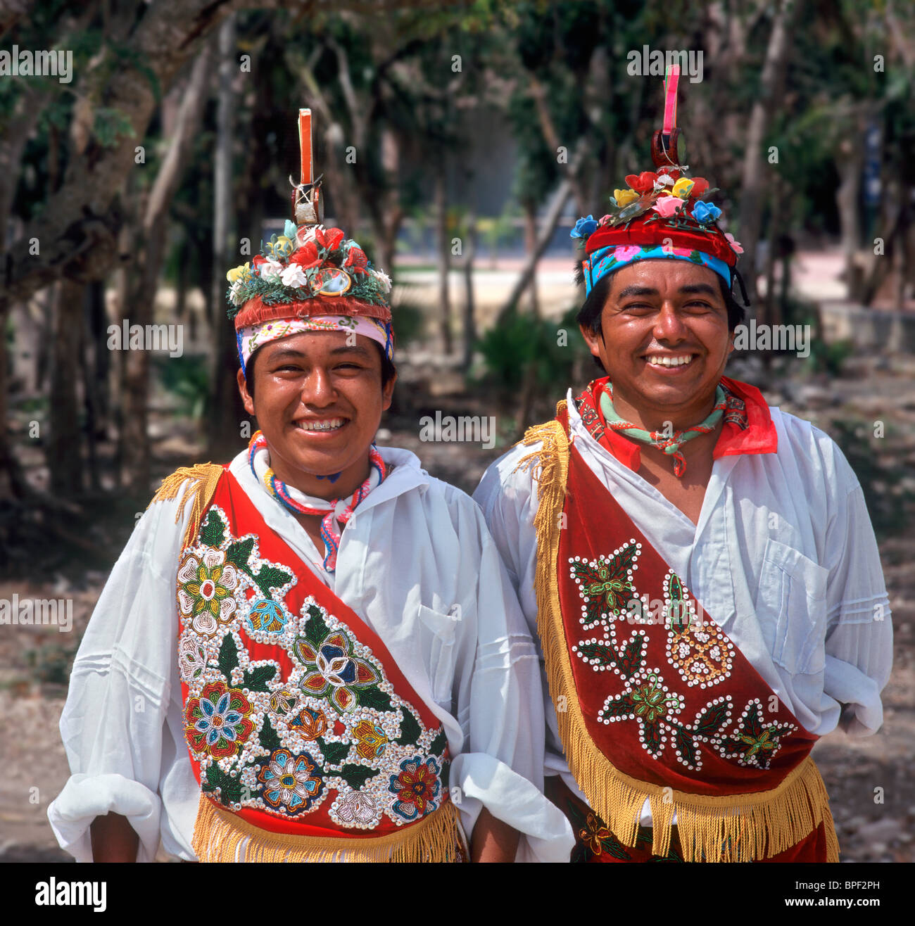 Porträt von zwei lokale Männer in Tracht in Tulum, Quintana Roo, Riviera Maya, Halbinsel Yucatan, Mexiko Stockfoto