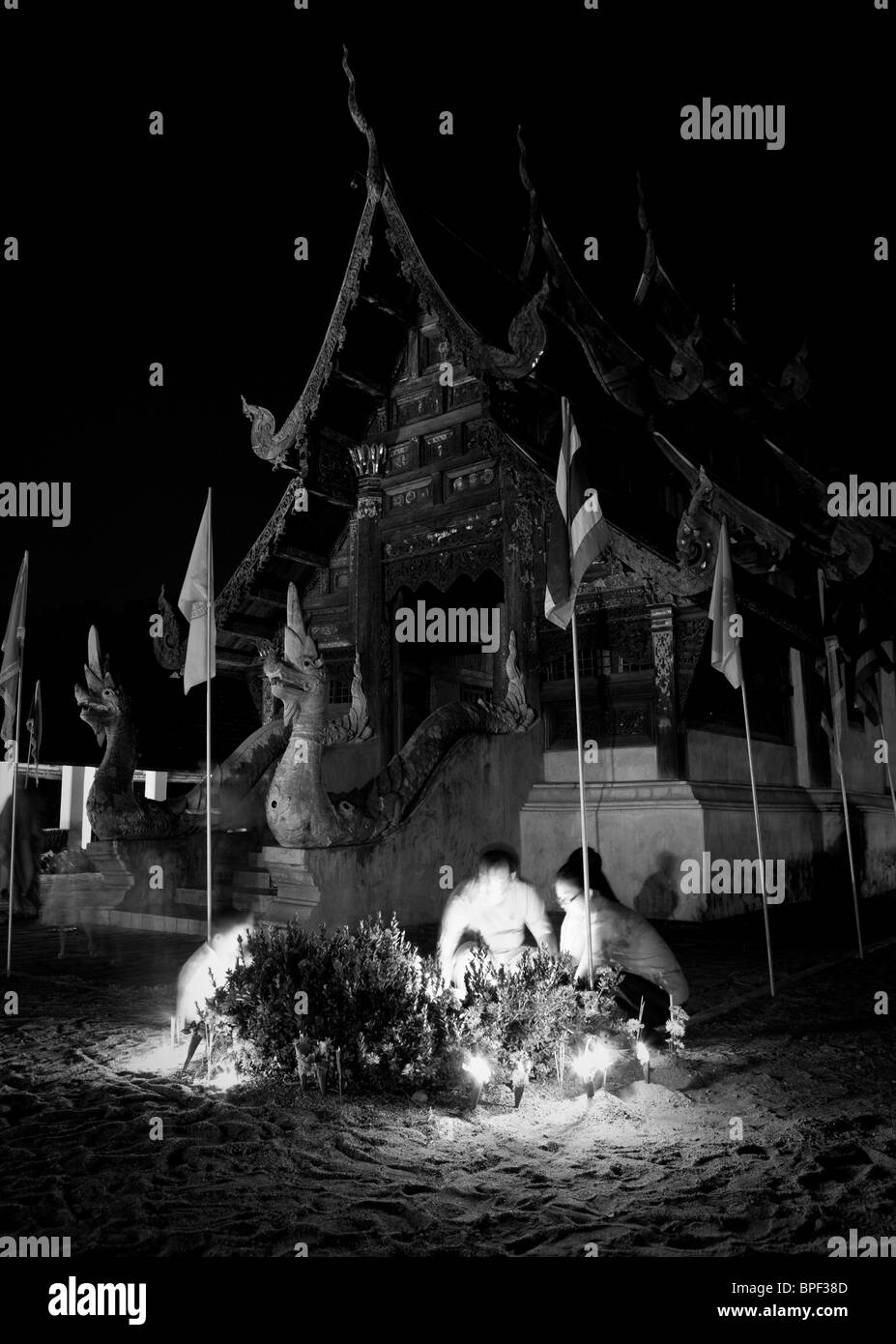 Eine Familie Licht Kerzen während Makha Bucha Festival, Chiang Mai, Thailand. Stockfoto