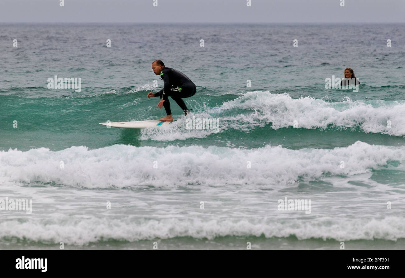 Ein Surfer in Cornwall. Stockfoto