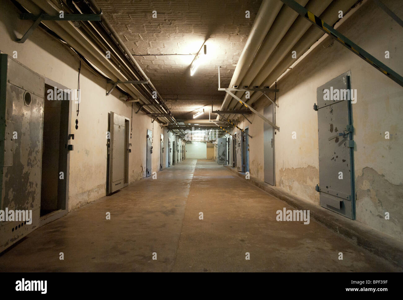 Unterirdischen Zellen im u-Boot-Bunker in Sicherheit Geheime Staatspolizei oder STASI-Gefängnis in Hohenschönhausen in Berlin Deutschland Stockfoto