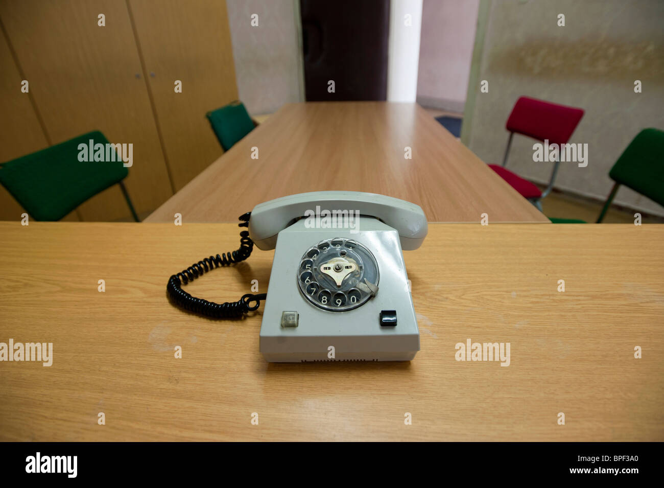 Interview-Raum im Inneren der ehemaligen DDR geheime Sicherheitspolizei oder STASI-Gefängnis in Hohenschönhausen in Berlin Deutschland Stockfoto