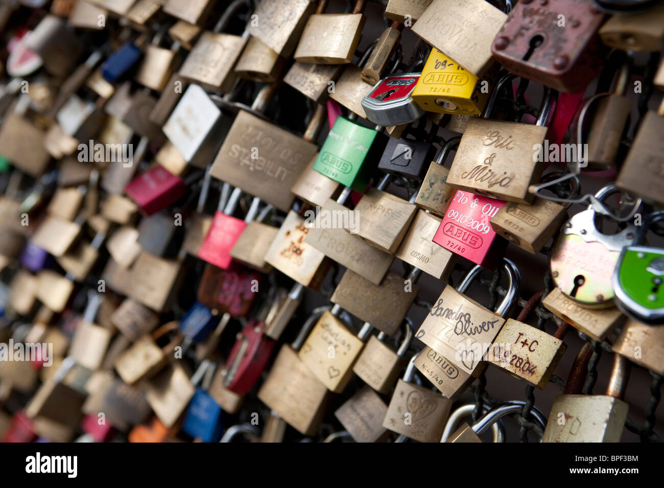 Tausende von Liebe - hängen Schlösser an der Hohenzollernbrücke in Köln Stockfoto