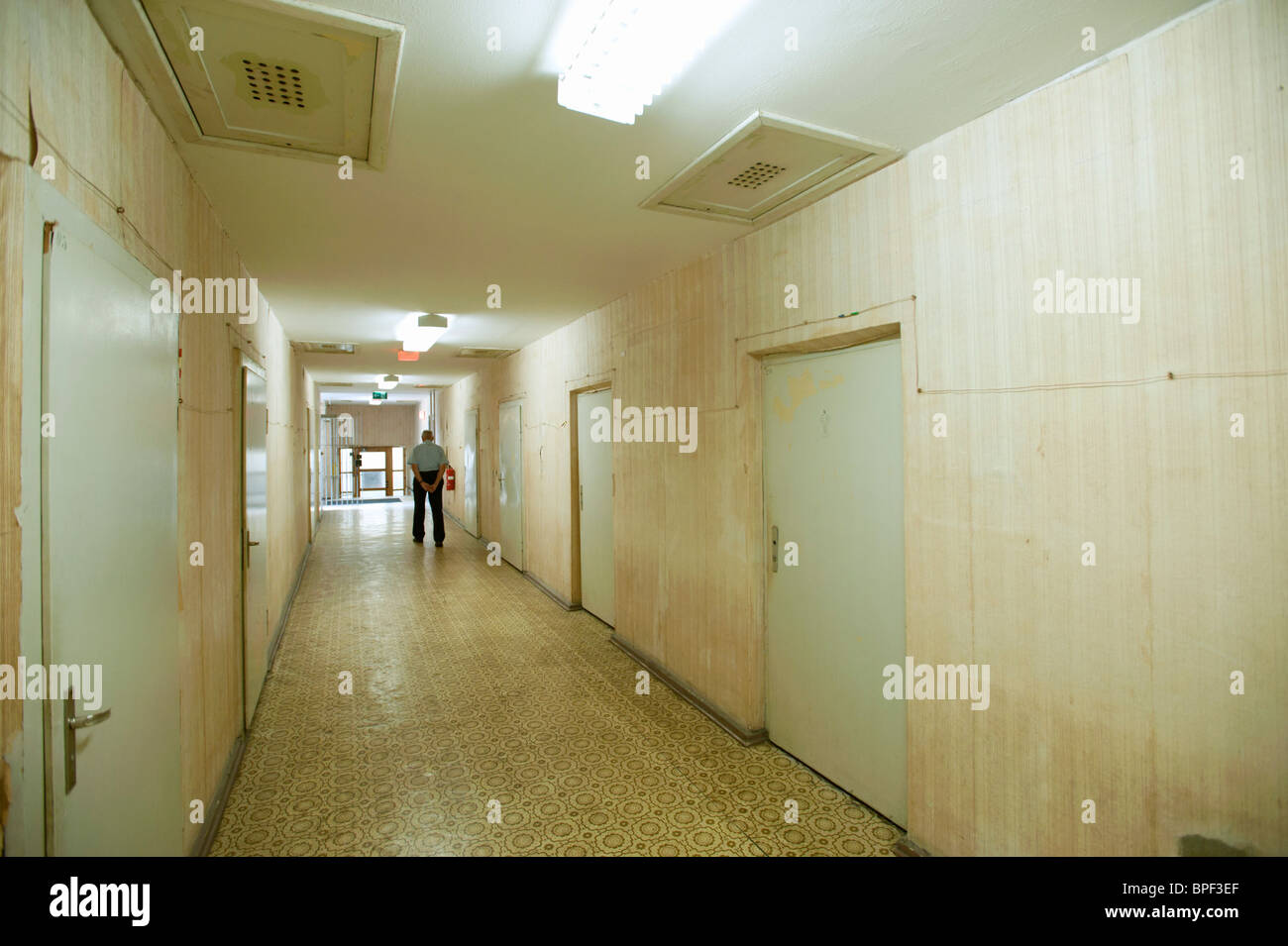 Korridor im ehemaligen DDR geheime Sicherheitspolizei oder STASI-Gefängnis in Hohenschönhausen in Berlin Deutschland Stockfoto