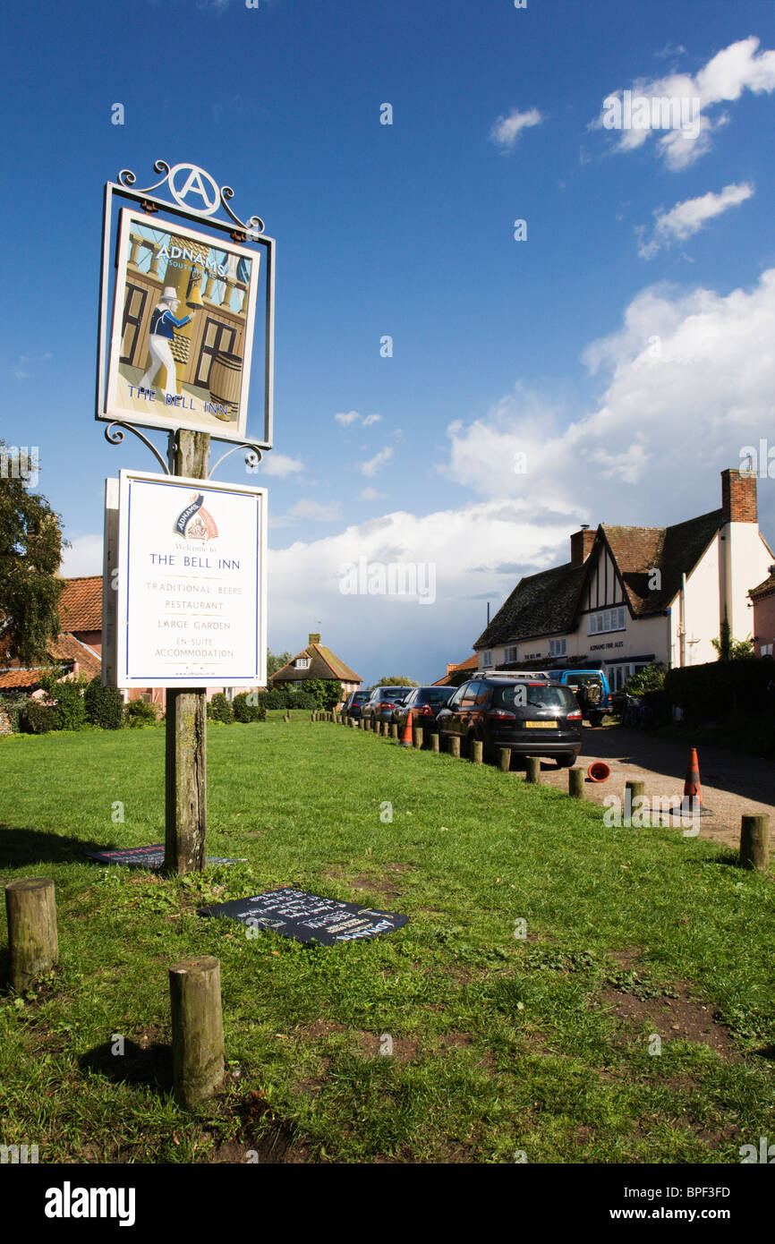 "The Bell Inn', Zeichen und"Public House", Walberswick, Suffolk, England. Stockfoto
