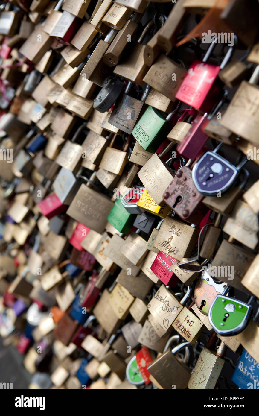 Tausende von Liebe - hängen Schlösser an der Hohenzollernbrücke in Köln Stockfoto