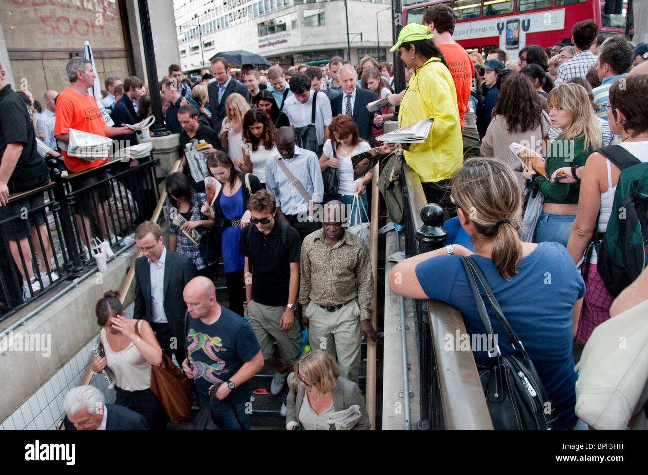 Große Menge absteigend in Untergrund während der Rush Hour Oxford Circus in London. Stockfoto