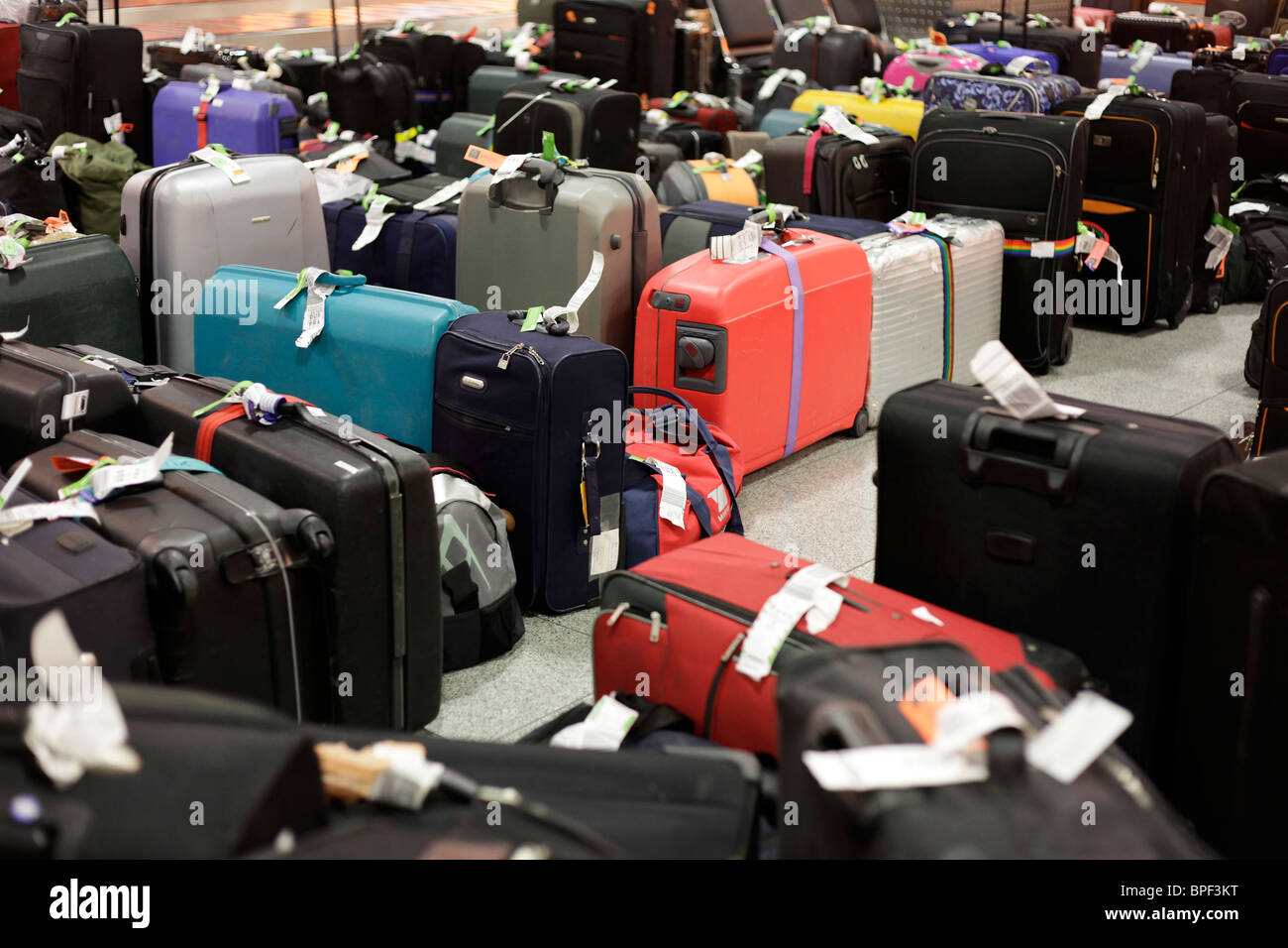 Koffer am Flughafen Düsseldorf Stockfoto