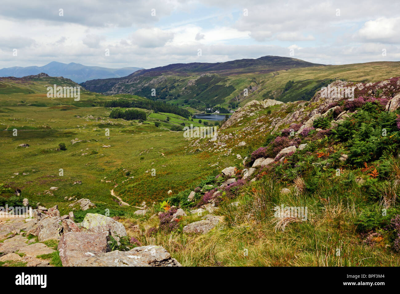 Blick über Watendlath Tarn von großen Felsen in der Lake District National Park, Cumbria. Stockfoto