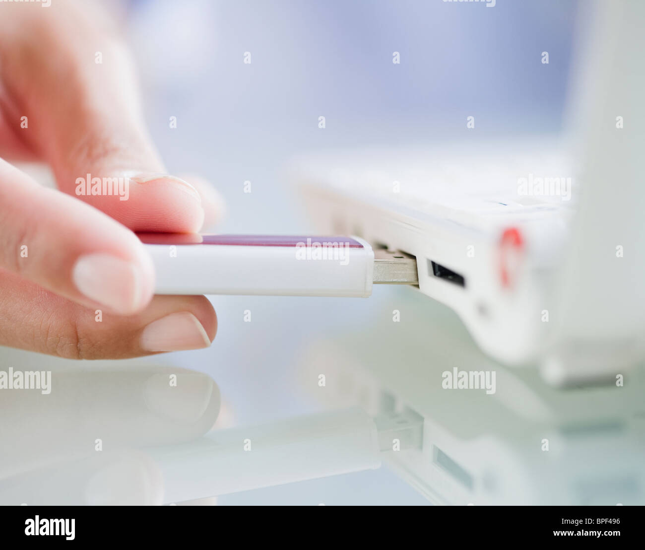 Hand Laptop USB-Stick einschieben Stockfoto