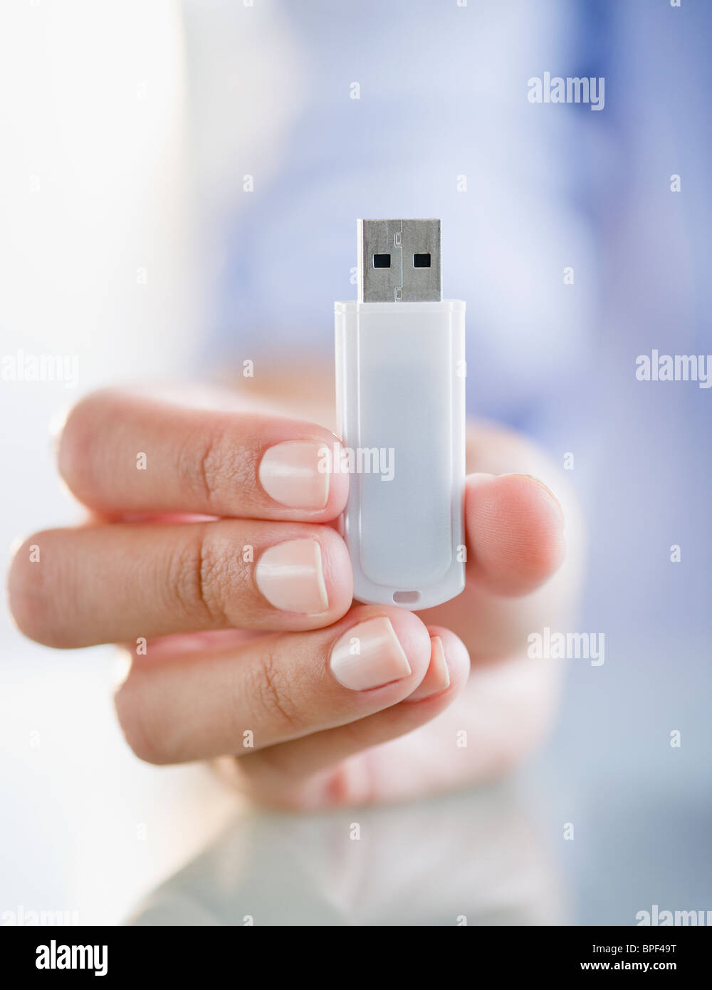 Hand mit USB-stick Stockfoto