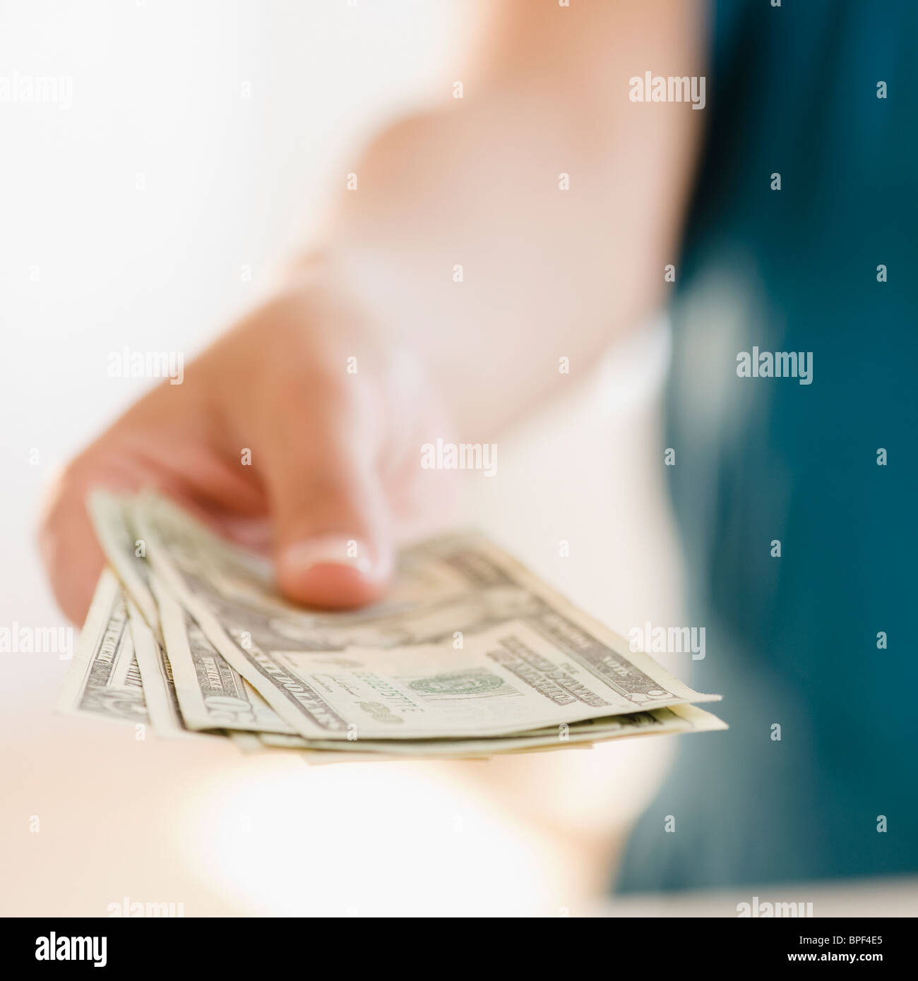 Hand halten Geld Stockfoto