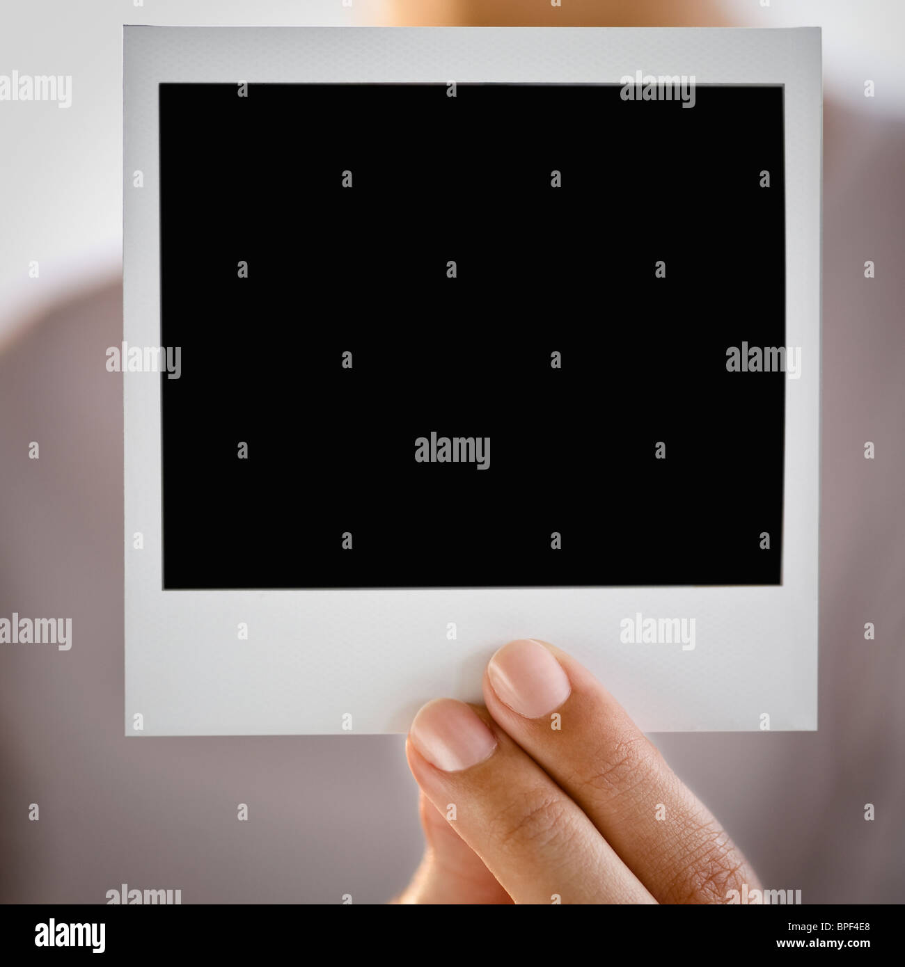 Hand, die leere Polaroid Picture-film Stockfoto