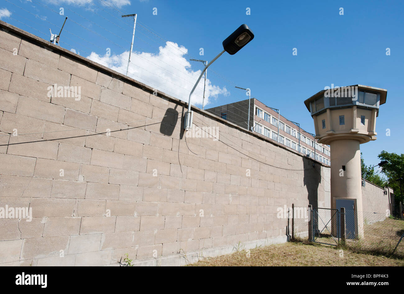 Wand und Guard Tower am ehemaligen DDR geheime Sicherheitspolizei oder STASI-Gefängnis in Hohenschönhausen in Berlin Deutschland Stockfoto