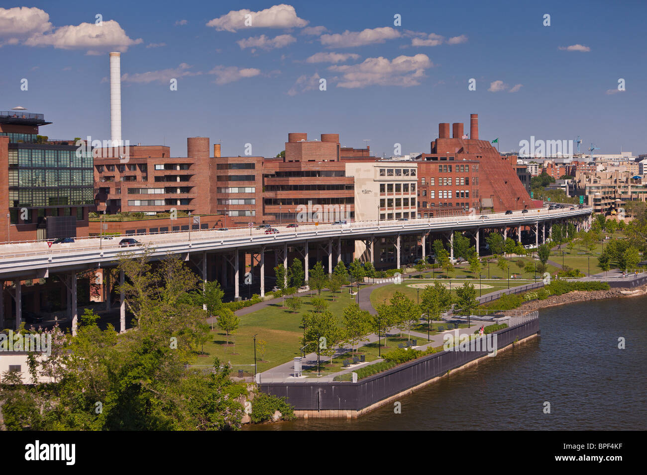 WASHINGTON, DC, USA - Georgetown Waterfront Park und erhöhten Whitehurst Freeway in Georgetown am Potomac-Fluss. Stockfoto