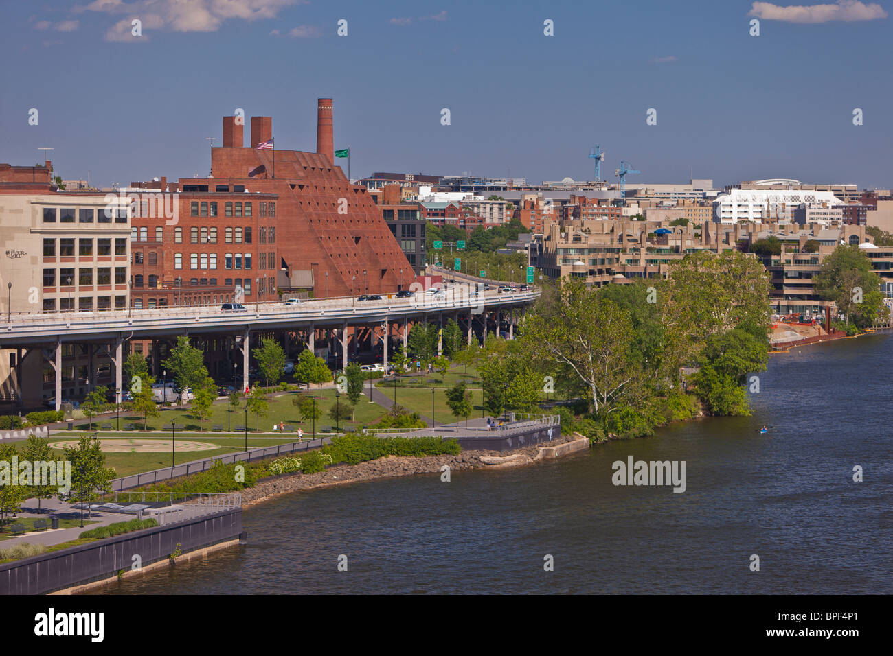 WASHINGTON, DC, USA - Georgetown Waterfront Park und erhöhten Whitehurst Freeway in Georgetown am Potomac-Fluss. Stockfoto
