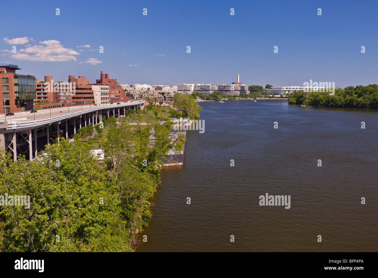 WASHINGTON, DC, USA - erhöhte Whitehurst Freeway, links, Pässe von Georgetown und den Potomac River... Stockfoto