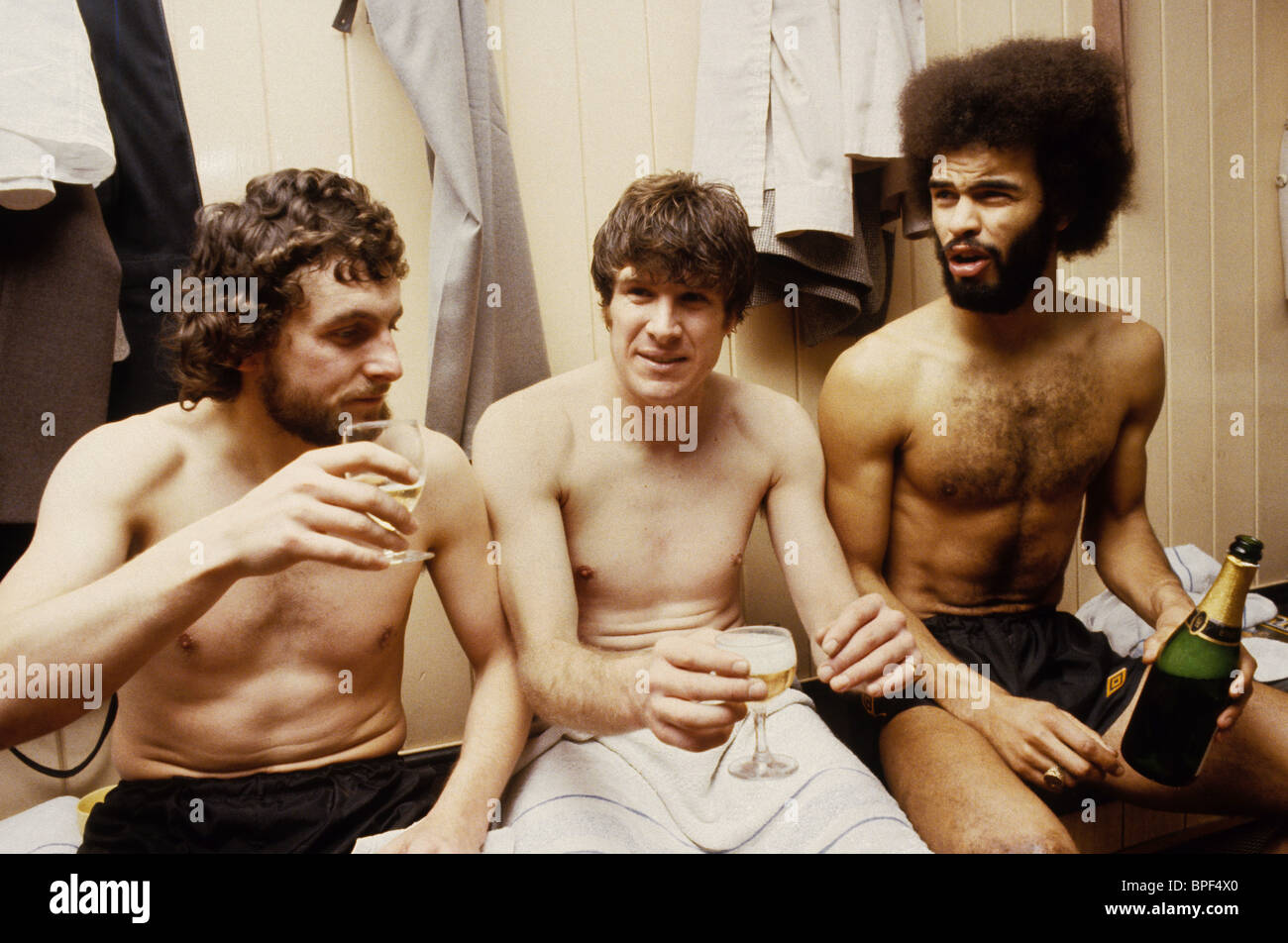 Die Fußballer der Wolverhampton Wanderers Peter Daniel, Emlyn Hughes und George Berry feiern ihren Liga-Cup-Halbfinalsieg am 12. Februar 1980 Stockfoto