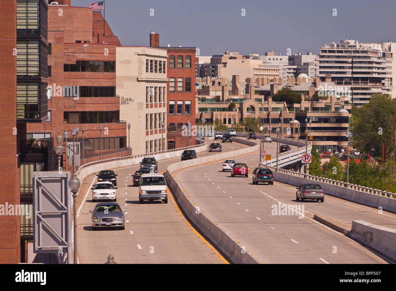 WASHINGTON, DC, USA - Autos auf erhöhten Whitehurst Freeway durchlaufen Stadtteil Georgetown. Stockfoto