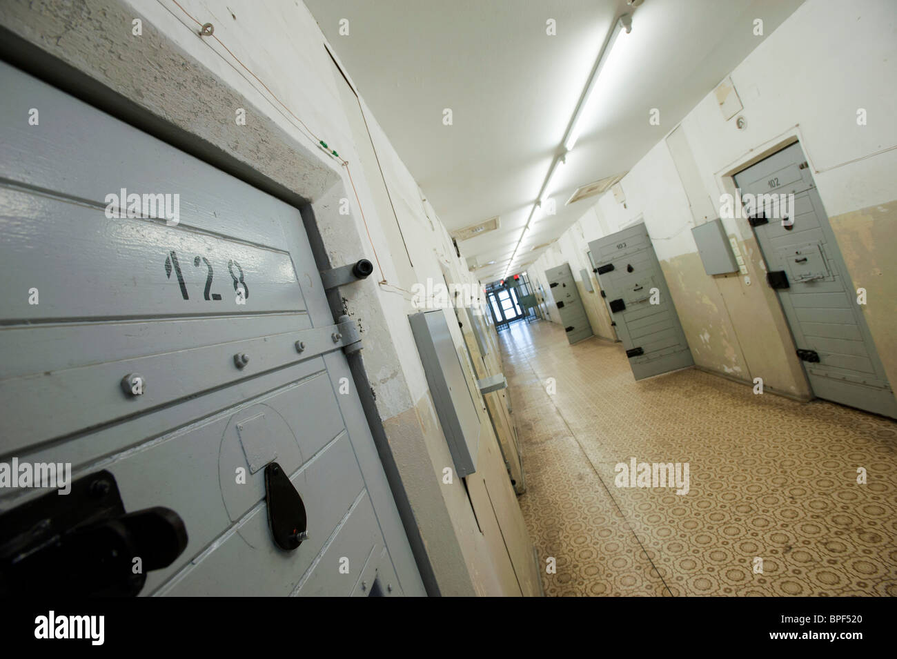 Korridor im ehemaligen DDR geheime Sicherheitspolizei oder STASI-Gefängnis in Hohenschönhausen in Berlin Deutschland Stockfoto