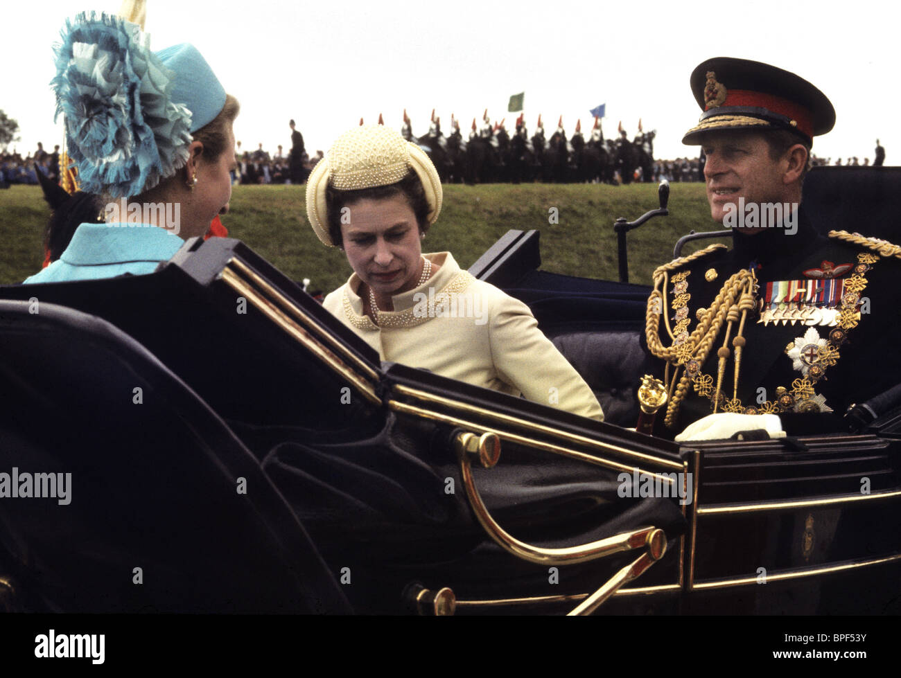 Ihre Majestät die Königin Prinz Philip und Prinzessin Anne auf dem Weg zur Investitur des Prinzen von Wales BILD VON DAVID BAGNALL Stockfoto
