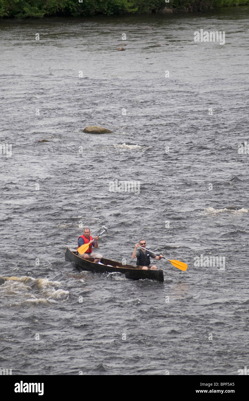 Fluss Spey Kanuten Richtung stromabwärts über Gewässer in Grantown auf Spey, Highland Region Schottland gebrochen.  SCO 6433 Stockfoto