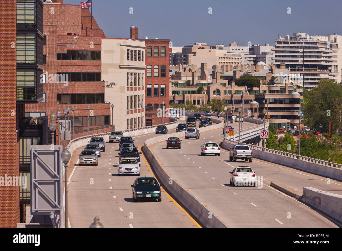 WASHINGTON, DC, USA - Autos auf erhöhten Whitehurst Freeway durchlaufen Stadtteil Georgetown. Stockfoto
