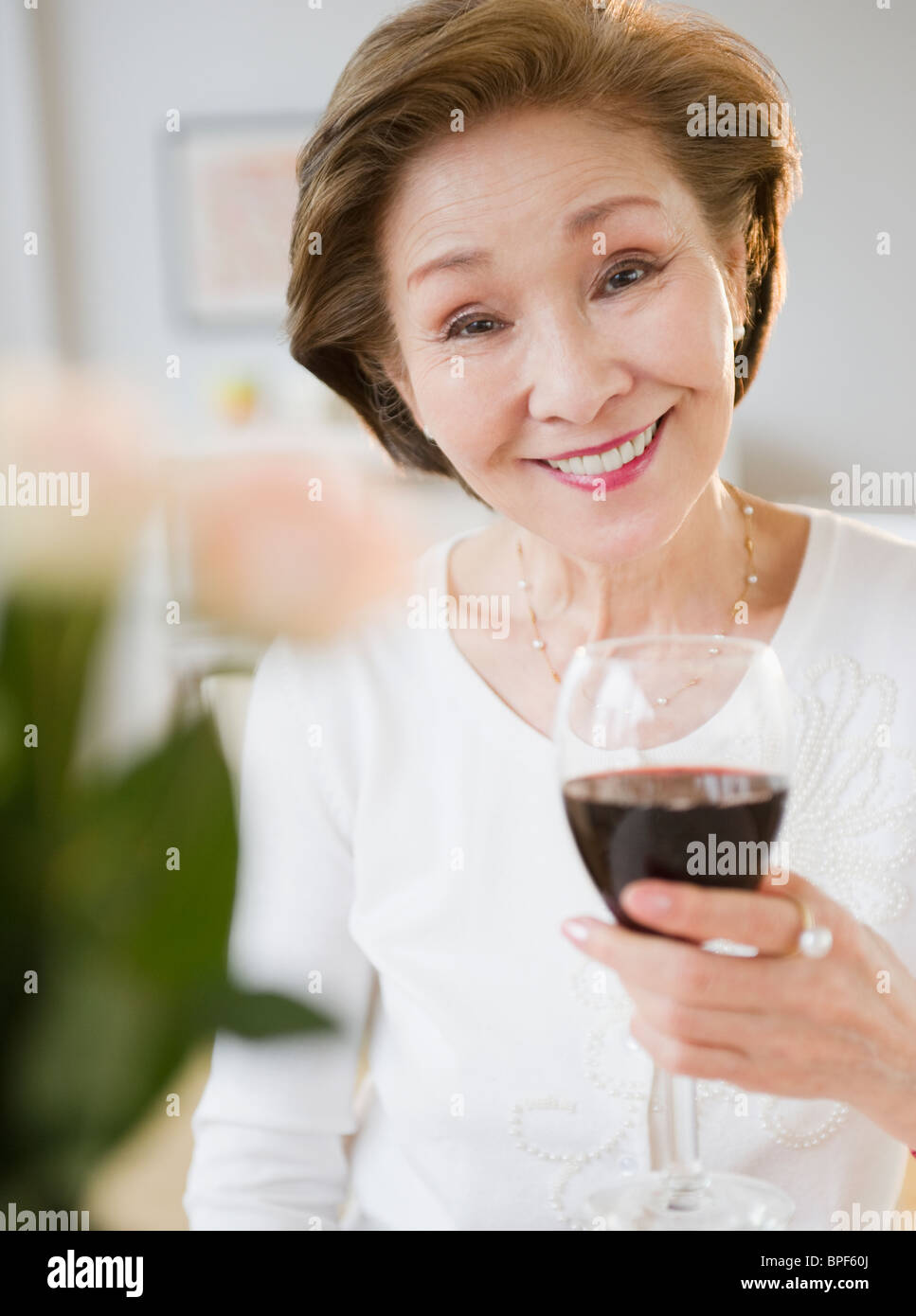 Japanische Holding Glas Rotwein Stockfoto