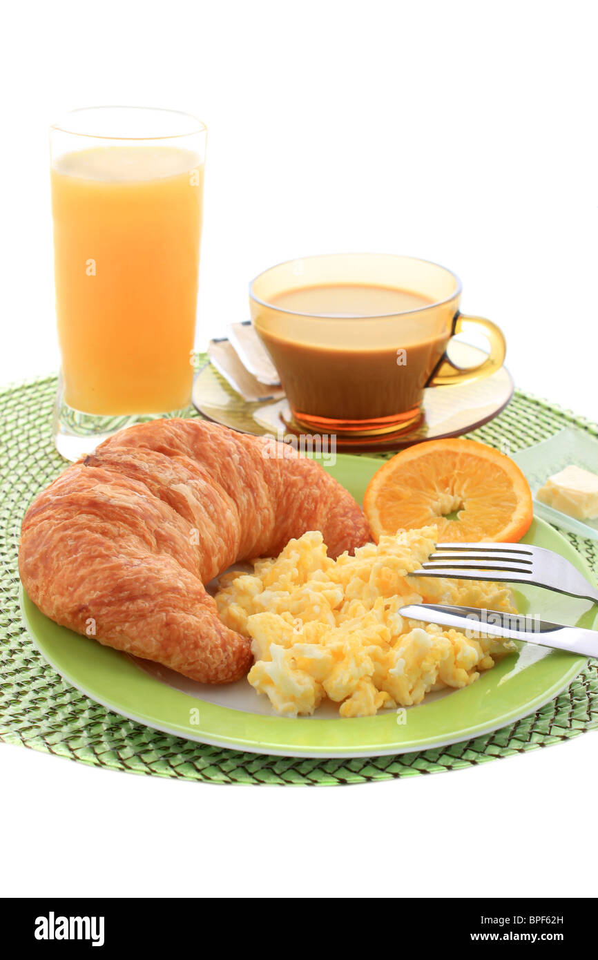 Continental hotel Frühstück mit Rührei, Croissants, Kaffee und Orangensaft Stockfoto