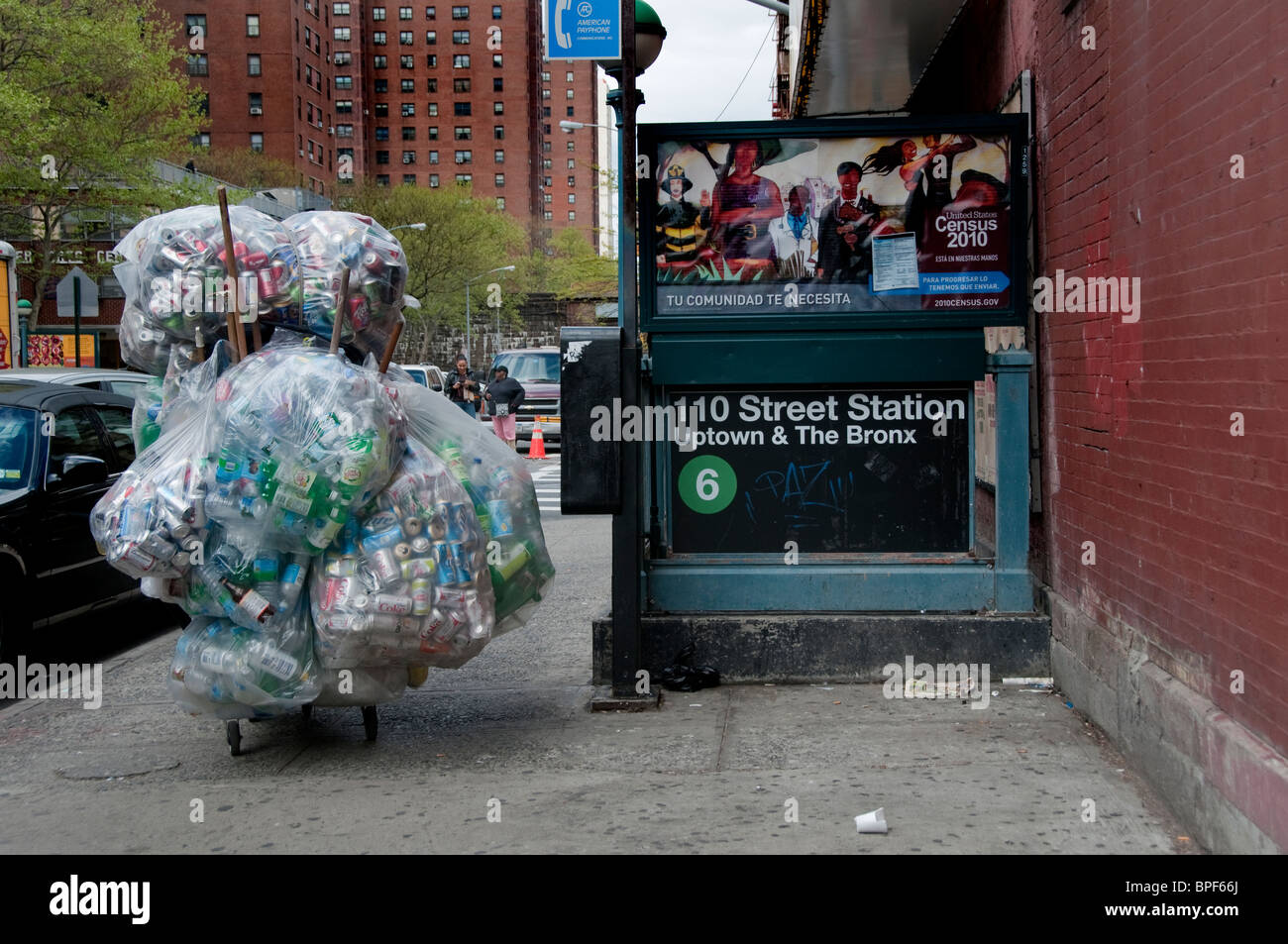 Obdachloser in East Harlem sammeln von Dosen und Flaschen zu recyceln und bares Geld verdienen Stockfoto