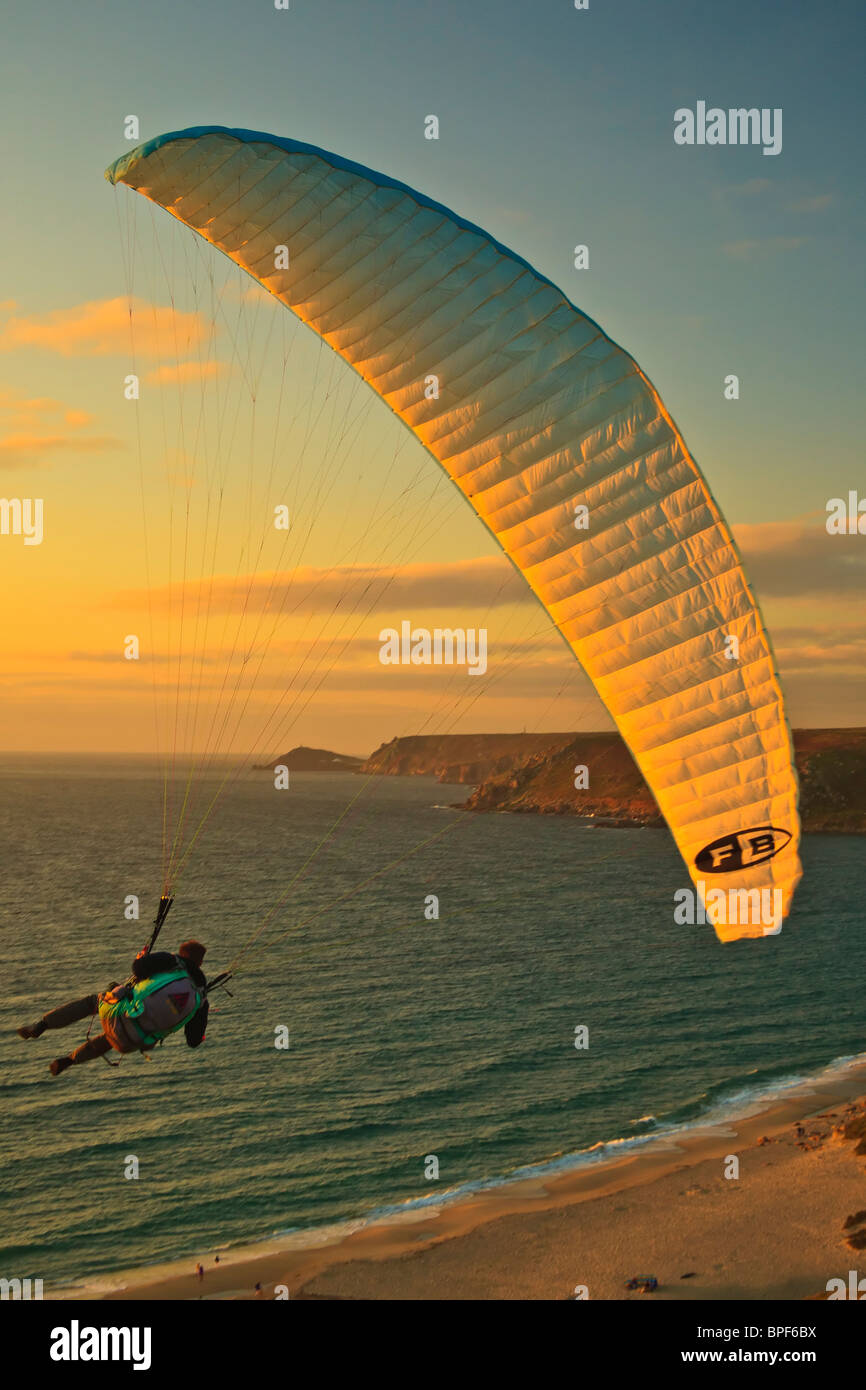 Sonnenuntergang Paragliding über die kornischen Klippen Stockfoto