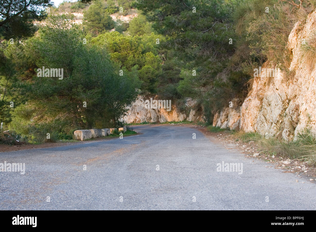 Alte Bundesstraße überqueren Cerro Gordo Naturpark Stockfoto