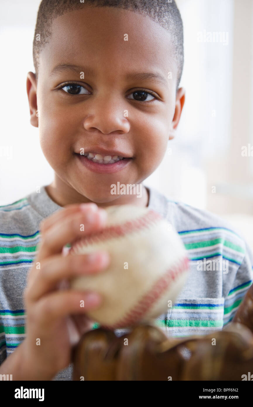 African American Boy holding Baseball und Baseball-Handschuh Stockfoto