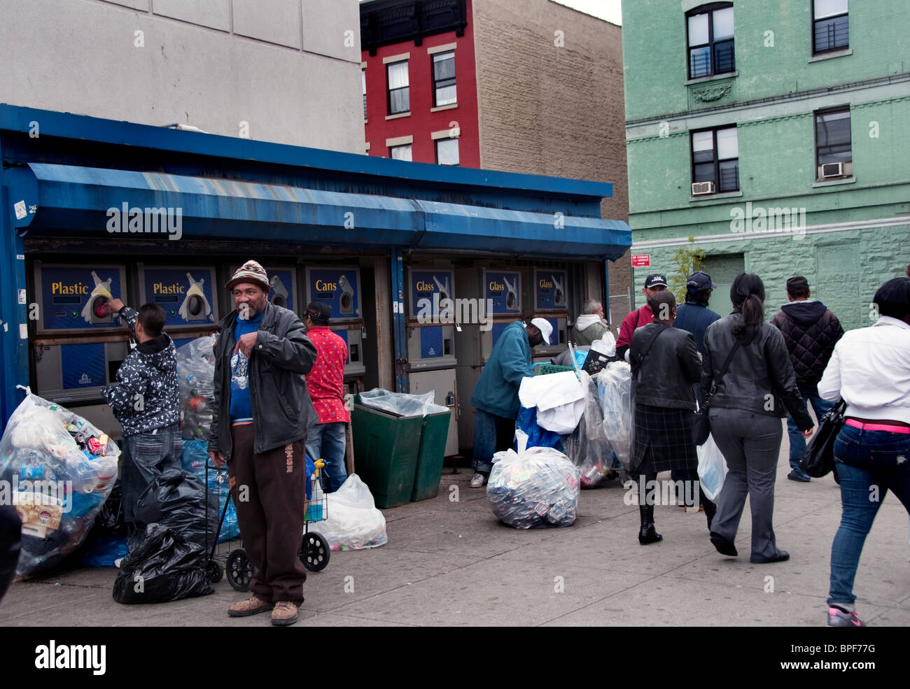 Können und recycling-Zentrum in Harlem New York City wo Obdachlose für Cash Recycling-Flasche. Stockfoto